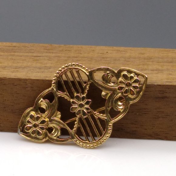 Vintage 1928 Brooch, Small Gold Tone Floral Filigree Pin - Picture 2 of 4